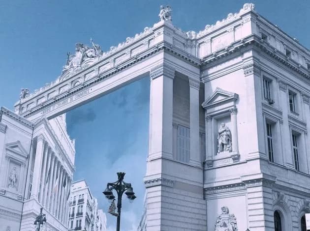 Malarstwo iluzjonistyczne współczesne: Jak sztuka zmienia przestrzeń?